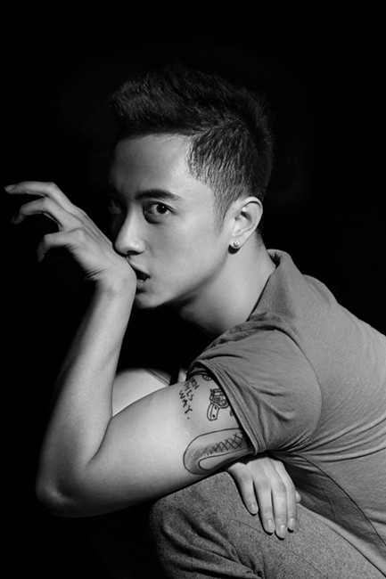 实力小生贾景晖以超越生活阅历但又极富生活色彩的演技,为纪振宇敏感