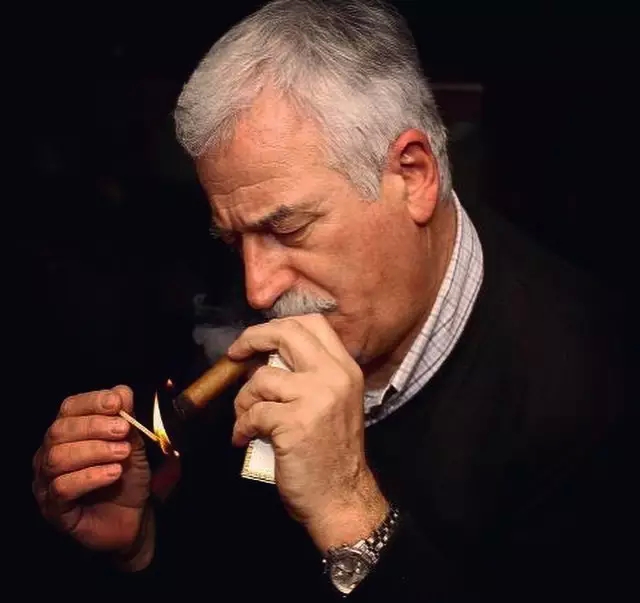 在名流圈一根8000元的雪茄，比印着XX董事长的名片屌多了