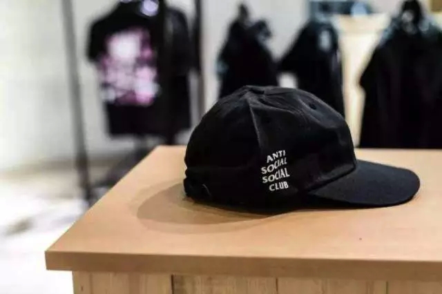 把自己带回热血的年纪，只用一顶“Dad Hat”就可以！