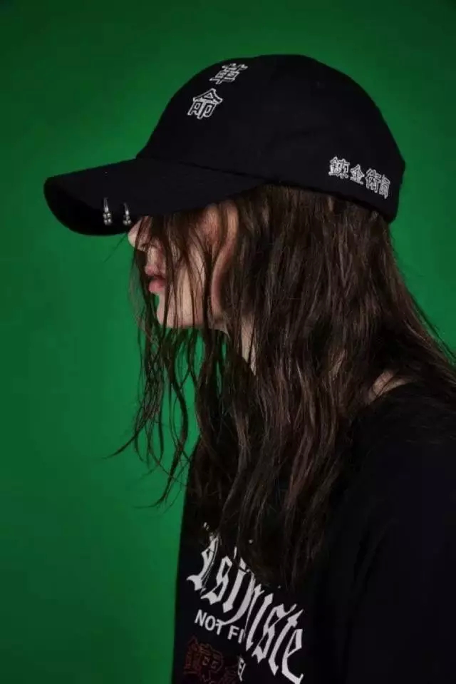 把自己带回热血的年纪，只用一顶“Dad Hat”就可以！