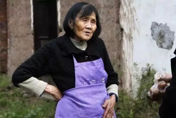 84岁老奶奶上热搜！5毛钱早餐卖了25年，照亮山区孩子的求学之路