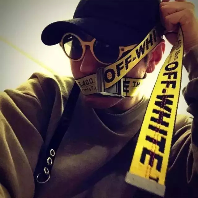 我花1339元买了这条黄色尼龙腰带，只为玩一次花式捆绑