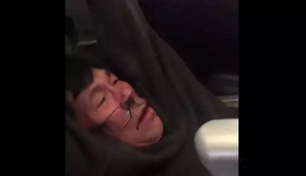 美联航打人真相曝光！群殴69岁老人只为偏袒员工占座，丑陋行为令人发指！