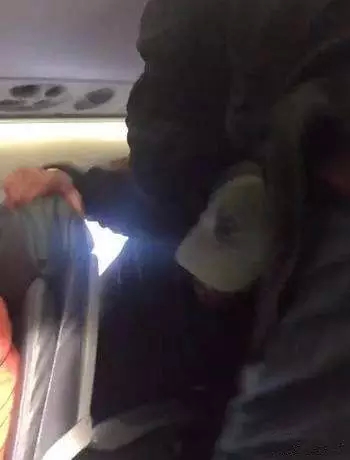 美联航打人真相曝光！群殴69岁老人只为偏袒员工占座，丑陋行为令人发指！