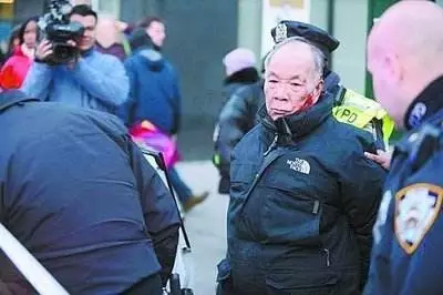美联航打人真相曝光！群殴69岁老人只为偏袒员工占座，丑陋行为令人发指！