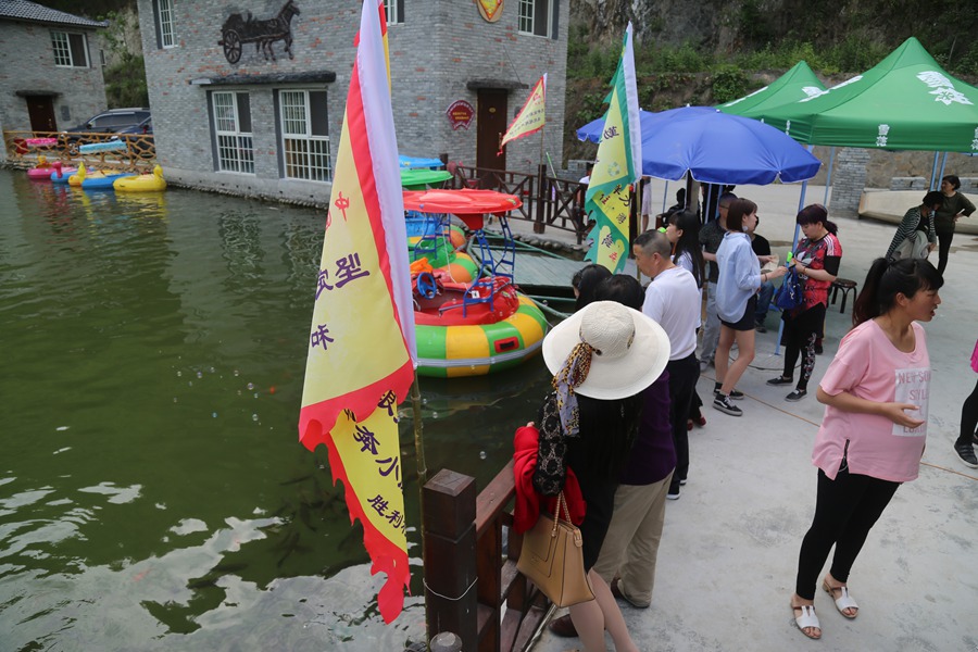 石泉旅遊石泉饒峰驛站途經這裡遊客都帶著孩子進來轉轉