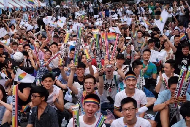 台湾同性婚姻合法！祝福相爱的人都能手牵手走在阳光下