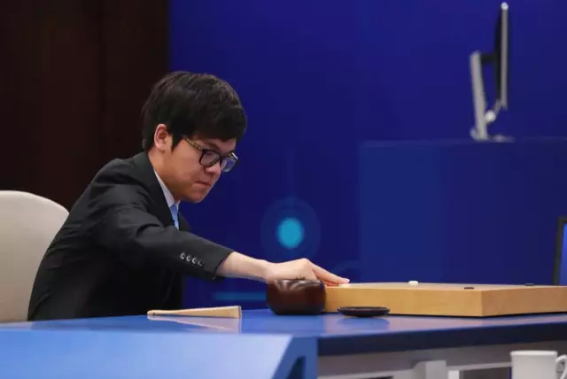 柯洁连败三轮遗憾落泪：你输了会哭，但它赢了不会笑！