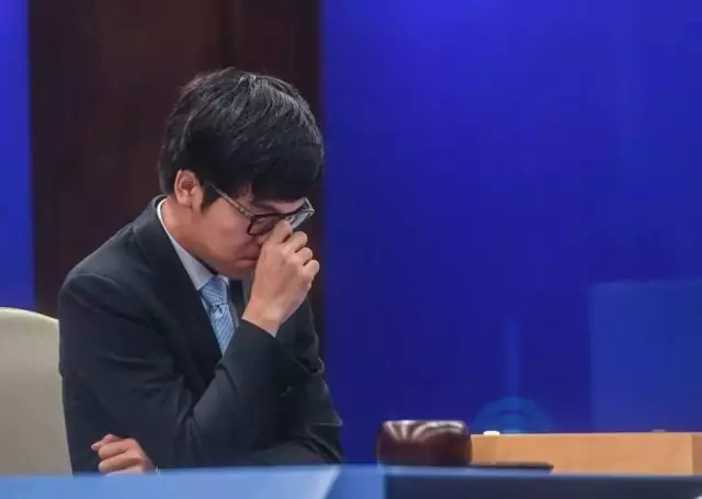 柯洁连败三轮遗憾落泪：你输了会哭，但它赢了不会笑！