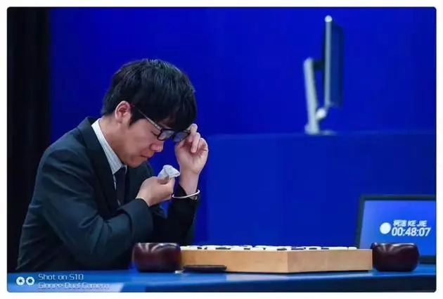柯洁连败三轮遗憾落泪：你输了会哭，但它赢了不会笑！