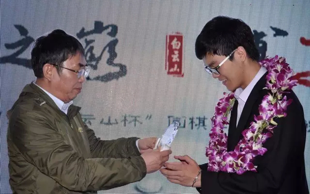 柯洁连败三轮遗憾落泪：你输了会哭，但它赢了不会笑！