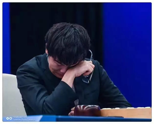 柯洁连败三轮遗憾落泪：你输了会哭，但它赢了不会笑！