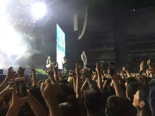 用这个会震动耳机，我感受到了在摇滚现场高潮的快感