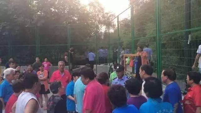 群殴篮球小伙！为老不尊的广场舞大妈，你们真牛逼！