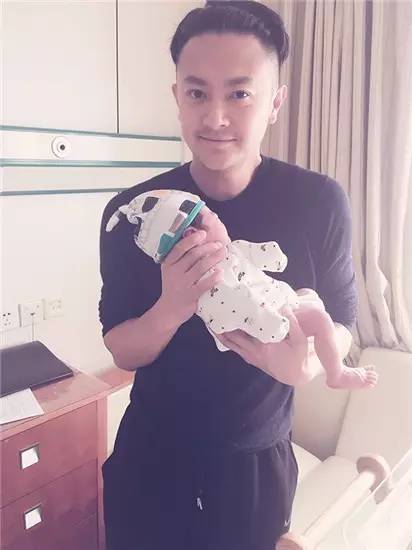 我想送欢乐颂里的邱莹莹一条弹幕：单纯至极就是蠢！