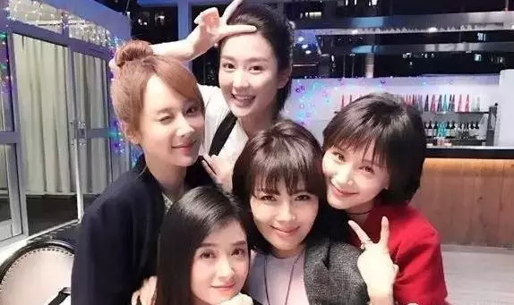 我想送欢乐颂里的邱莹莹一条弹幕：单纯至极就是蠢！