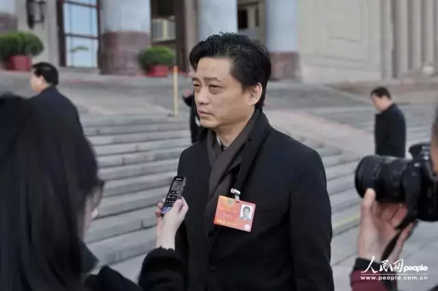 崔永元怒写长文检举“流氓”警察，却惨遭微博封杀