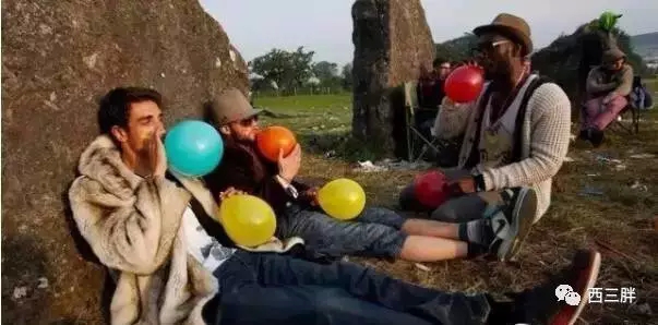 花10块钱买个“气球”，是中国夜店最平民的飞行方式