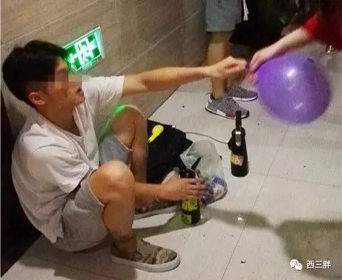 花10块钱买个“气球”，是中国夜店最平民的飞行方式