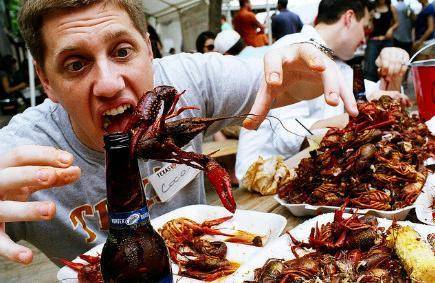 美国人每年能吃千万麻辣小龙虾，但他们煮的方法真恶心