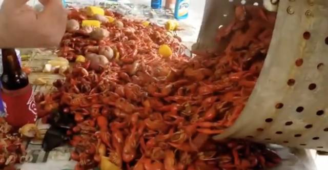 美国人每年能吃千万麻辣小龙虾，但他们煮的方法真恶心