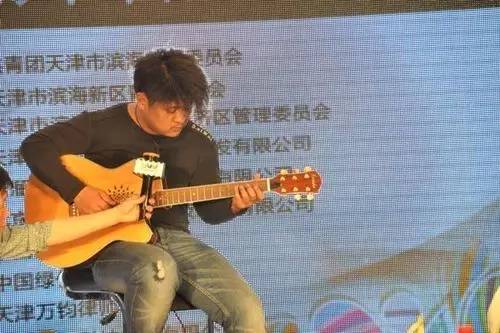 因改编《加州旅馆》爆红，连黄秋生为他点赞