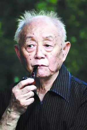 93岁的黄永玉还是那副老小孩的样子,斜眼睥睨,叼着烟斗