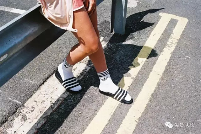 穿什么样的拖鞋去逛街，不会被视为“low逼”？