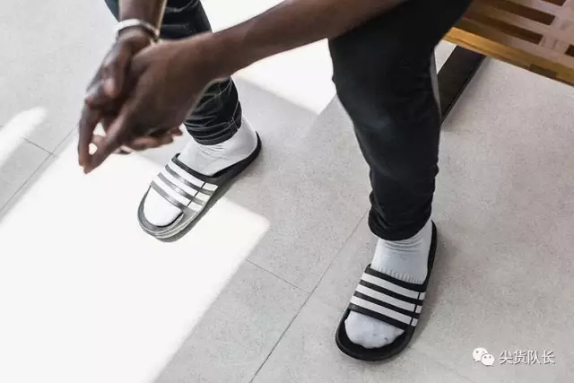 穿什么样的拖鞋去逛街，不会被视为“low逼”？