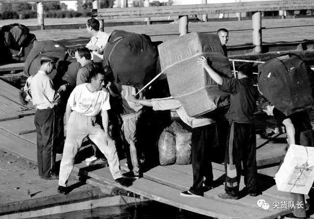 听说90年代去俄罗斯卖几条破牛仔裤，就能换辆奔驰车