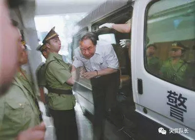 听说90年代去俄罗斯卖几条破牛仔裤，就能换辆奔驰车