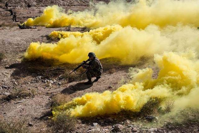 掩护第四十八军反击的炮兵释放了烟雾弹,可是对风向的判断出了错,烟雾