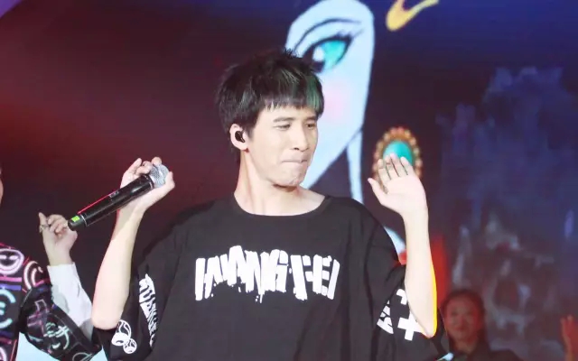 大张伟重唱金曲被打脸，曾经不可一世的朋克也没脾气了