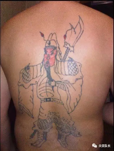 招惹“灵魂”纹身师的后果，是拥有一个丑爆天际的刺青