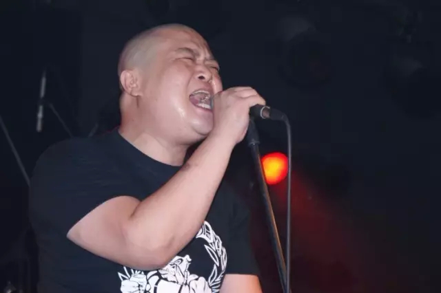冒充大牌玩弄歌迷亵渎死者肆意圈钱，山寨乐队