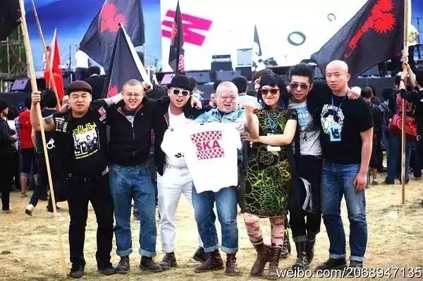 冒充大牌玩弄歌迷亵渎死者肆意圈钱，山寨乐队