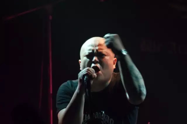 冒充大牌玩弄歌迷亵渎死者肆意圈钱，山寨乐队