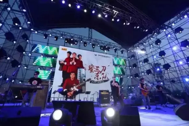 冒充大牌玩弄歌迷亵渎死者肆意圈钱，山寨乐队