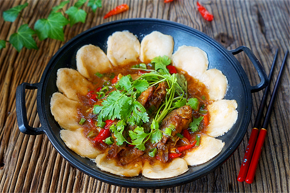 食材:杂鱼500克,葱2棵,红干椒6个,生姜5克,蒜头