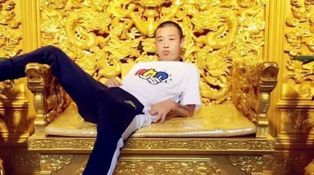 她被称为女版朴树、大陆版陈绮贞，比起走穴捞钱她甘愿去流浪！