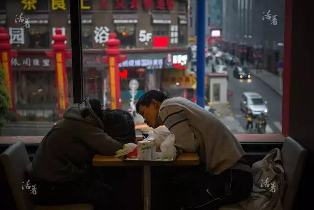 落魄鼓手终年寄居桥洞，精神失常、捡垃圾为生，却为梦想死磕了1