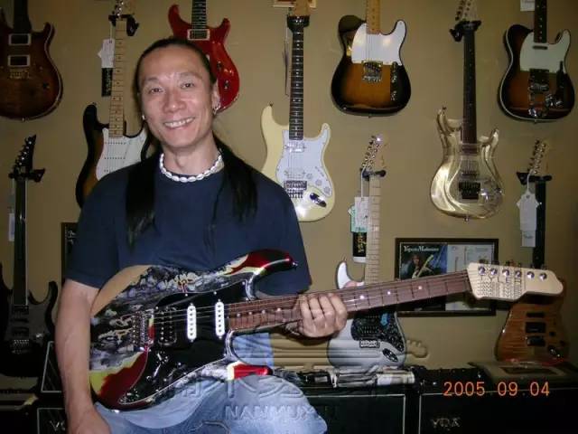 唐朝乐队的前吉他手，如今却提起画笔重回本真。