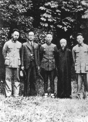 挑落政府高官、拒见当权领导，他一生流亡6次，却是民族最坚硬的