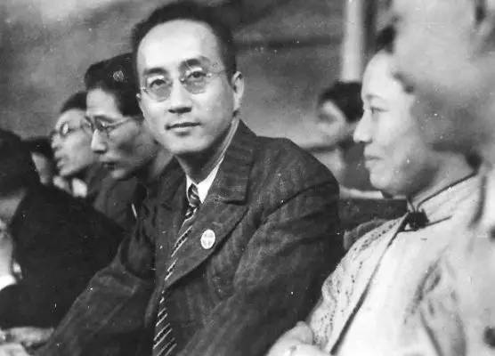 挑落政府高官、拒见当权领导，他一生流亡6次，却是民族最坚硬的