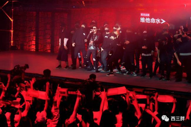 “有嘻哈”吴亦凡下台公演新歌《6》，至于表演好坏：我觉得不行