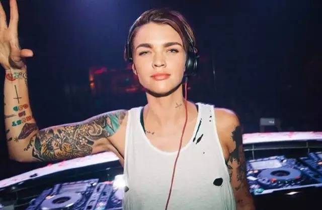 童年出柜受欺凌，如今是最火DJ，这个花臂女孩掰弯了百万粉丝！