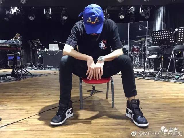 《中国有嘻哈》上那些玩说唱的潮人，为什么没有一个穿椰子的？