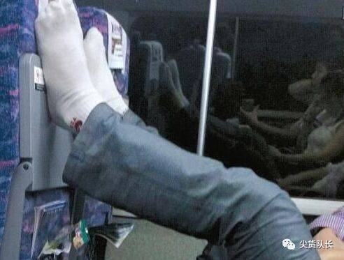 为什么总有一些人脱了鞋之后，他的脚像踩过屎一样臭…