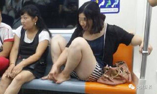 为什么总有一些人脱了鞋之后，他的脚像踩过屎一样臭…