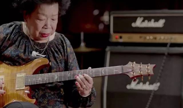 81岁奶奶用吉他嗨翻3万人现场：别跟我聊梦想，我忙着练琴呢！